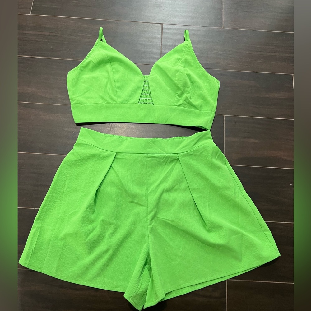 BRAND NEW!!! Green set, spandex on the back. True Size Large… NEVER WORN